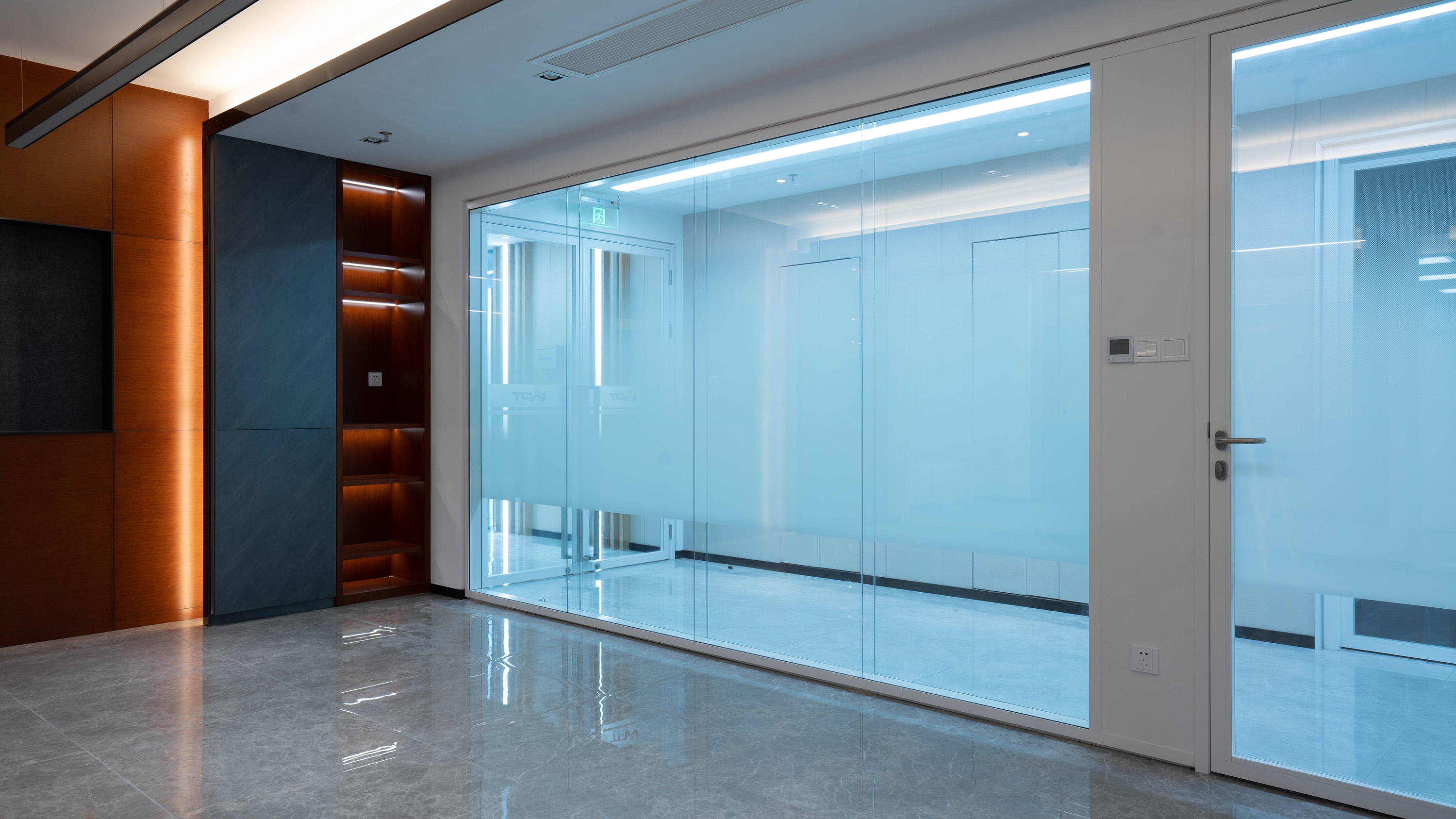 通透与实用并存：解锁现代空间的玻璃隔断艺术与科学