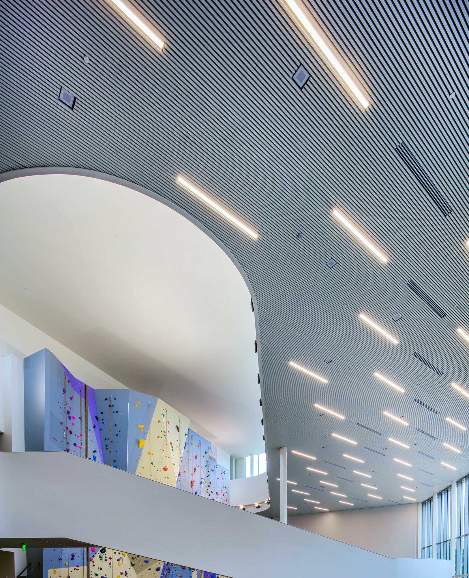 林德纳铝方通：现代空间设计的轻量化美学与功能集成之选